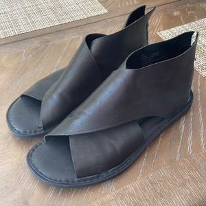 Born sandals